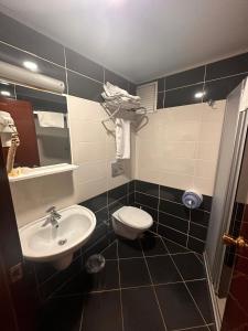Koupelna v ubytování Hotel Akyildiz + 37 fotografií