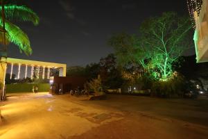 un edificio con luces encendidas por la noche en Quaint Suites Hotel & Banquet en Bombay