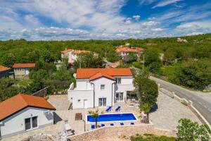 an aerial view of a house with a swimming pool at Pool mit Salzektrolyse unweit der Heilschlamm Bucht in Kras