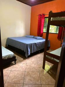 ein Schlafzimmer mit einem Bett und einer Leiter in einem Zimmer in der Unterkunft Chácara Manjedoura in Ji-Paraná
