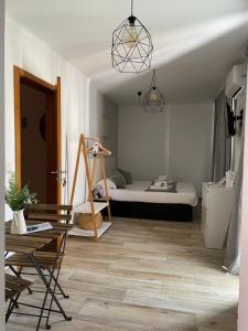een kamer met een bed en een tafel en stoelen bij Calmaria Guesthouse in Porto Covo