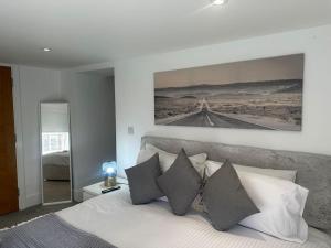 una camera da letto con un letto e un dipinto sul muro di Relaxing 1 bedroom garden flat. a Brentwood