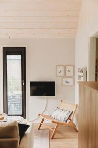 sala de estar con silla y TV en Knus I Tiny house op de Veluwe en Epe