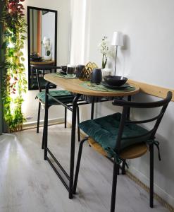 een eettafel met stoelen en een spiegel bij Darlyn Suite Room Sotto Il Castello Love Hotel 5 Stelle in Pavone Canavese