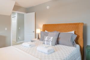 um quarto com uma cama com duas toalhas em Dan-Jo South - Condo within walking distance to Downtown Douglas! em Douglas