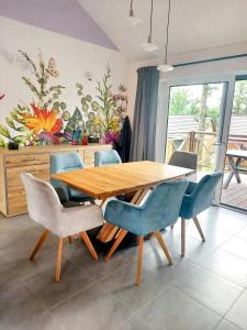 einen Holztisch in einer Küche mit blauen Stühlen in der Unterkunft 2 bedrooms chalet with wifi at Somme Leuze in Somme-Leuze