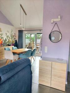 ein Wohnzimmer mit einem blauen Sofa und einem Tisch in der Unterkunft 2 bedrooms chalet with wifi at Somme Leuze in Somme-Leuze