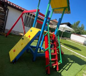 um parque infantil com escorrega e uma escada em Bóris House em Ognyanovo