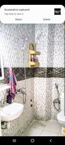 uma casa de banho com um lavatório, um WC e um chuveiro em Stay 3 km near to Airport Fes Saiss em Fez