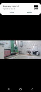 uma imagem de uma cozinha com uma imagem de um lavatório em Stay 3 km near to Airport Fes Saiss em Fez