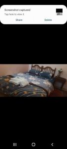 una schermata di una camera da letto con un letto e dei vestiti sopra di Stay 3 km near to Airport Fes Saiss a Fes