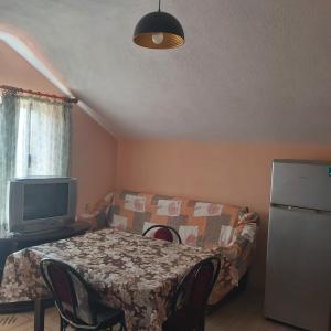un soggiorno con divano e TV di Guest House Pogradeci a Pogradec