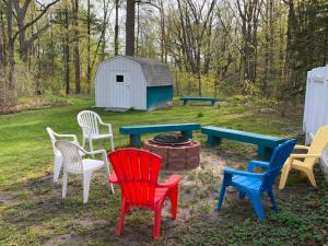 Foto dalla galleria di Relaxation Station - Hot tub and scenic location downtown South Haven a South Haven