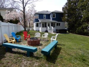 Foto dalla galleria di Relaxation Station - Hot tub and scenic location downtown South Haven a South Haven