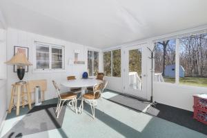 Foto dalla galleria di Relaxation Station - Hot tub and scenic location downtown South Haven a South Haven