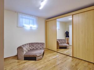 een woonkamer met een bank en een spiegel bij Komfort Appartement Moers-Repelen - Ruhige Lage - Sackgasse in Moers
