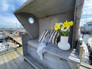 Hausboot Yara am Steg 1D的阳台或露台