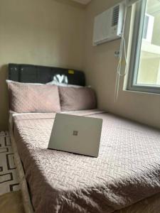 Ένα ή περισσότερα κρεβάτια σε δωμάτιο στο Sunvida Tower Apartment Infront of SM City Cebu