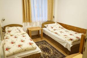 Giường trong phòng chung tại Csomor Apartman