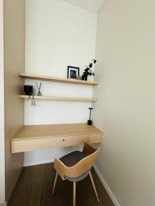 een bureau en een stoel in een kamer bij Moon apartment in Druskininkai
