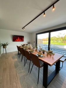 une grande salle à manger avec une grande table et des chaises dans l'établissement Vakantiehuis Laurine, à Deinze