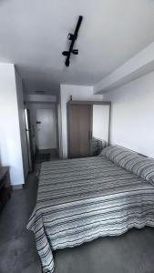 En eller flere senge i et værelse på Apartment Nice View Pinheiros