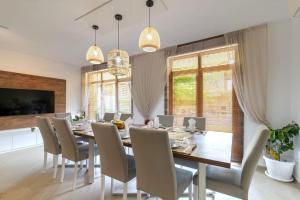 Un comedor con mesa y sillas de madera. en Villa and remote office "Penkov", en Kamen Bryag