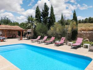 una piscina con sillas y una casa en 8 bedrooms chalet with private pool furnished terrace and wifi at Abanilla en Abanilla