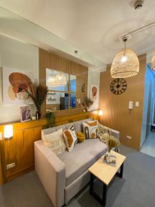 Χώρος καθιστικού στο Aesthetic walking distance to MOA,near NAIA AIRPORT with NETFLIX,MINIVIDEOKE,BOARDGAMES-DUXE3