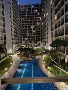 a swimming pool in the middle of a building at Cozy Vibes near MOA & NAIA AIRPORT with NETFLIX,MINIVIDEOKE,BOARDGAMES-DUXE3 in Manila