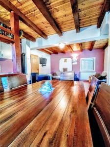 Habitación grande con mesa de madera y sillas. en 3 bedrooms chalet with enclosed garden and wifi at Herceg Novi 2 km away from the slopes, en Herceg-Novi