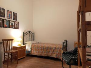 - une chambre avec un lit, une chaise et une table dans l'établissement Casa Vacanze TwentyMiles, à Castellana Sicula