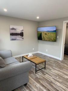 Una sala de estar con un sofá y una mesa de café. en ENTIRE 1 BEDROOM APARTMENT DOWNTOWN - u4, en Waterloo