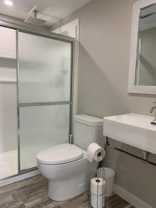 Ванна кімната в One Bedroom with Free Wifi and Parking - u4