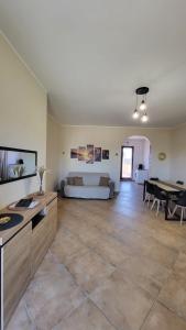 - un grand salon avec un canapé et une table dans l'établissement La terrazza, à Tarquinia