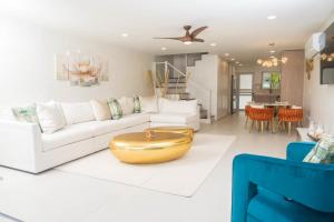 Jolly HarbourStella Vista - Luxury Condo in Jolly Harbour的客厅里有一张沙发和一张桌子。