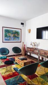 Televízia a/alebo spoločenská miestnosť v ubytovaní Hotel Virginia