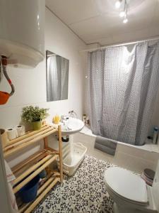 y baño con lavabo, aseo y ducha. en Alojamiento luminoso, en Antequera