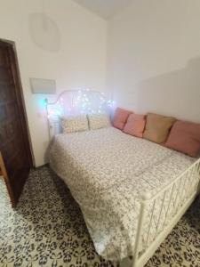 Un dormitorio con una cama grande con luces. en Alojamiento luminoso, en Antequera