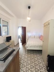 1 dormitorio con 1 cama, vestidor y escritorio en Alojamiento luminoso, en Antequera