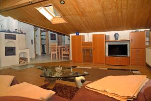 een woonkamer met een bank en een tafel bij Ferienwohnungen Haus Monika in Aschau im Chiemgau