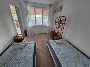 Posteľ alebo postele v izbe v ubytovaní Sárga311 Üdülőház Szeged