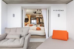 ナクソス・コラにあるHIGH END Unique 270 degree aerial sea view suiteのソファのあるリビングルームと寝室