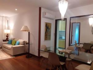 Гостиная зона в MS145. Excelente apartamento em andar alto no Arpoador!