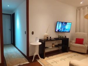 Телевизор и/или развлекательный центр в MS145. Excelente apartamento em andar alto no Arpoador!