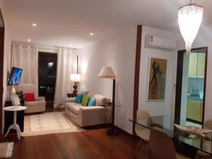 Гостиная зона в MS145. Excelente apartamento em andar alto no Arpoador!