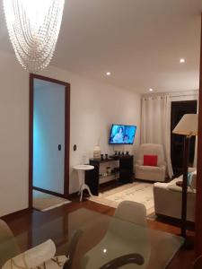 Телевизор и/или развлекательный центр в MS145. Excelente apartamento em andar alto no Arpoador!