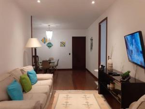 Телевизор и/или развлекательный центр в MS145. Excelente apartamento em andar alto no Arpoador!