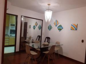 Гостиная зона в MS145. Excelente apartamento em andar alto no Arpoador!