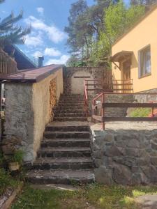 eine Treppe, die zu einem Gebäude führt in der Unterkunft Ubytování Pod hradem Dobronice 111 in Dobronice